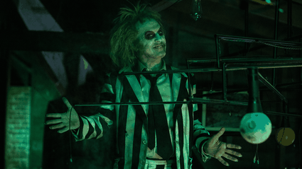 Beetlejuice Beetlejuice, recensione: Tim Burton ha imparato la lezione di Mercoledi e apre alla grande la Mostra di Venezia