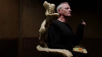 Crimes of the Future, recensione: e tornato David Cronenberg, profeta di un futuro passato