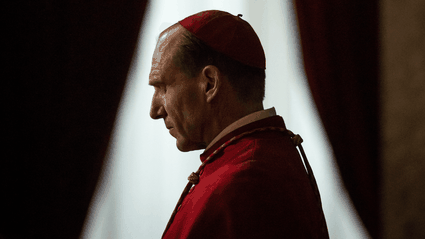 Conclave e in perenne bilico tra film serio e americanata e in questo (e in Ralph Fiennes) sta la sua forza: la recensione