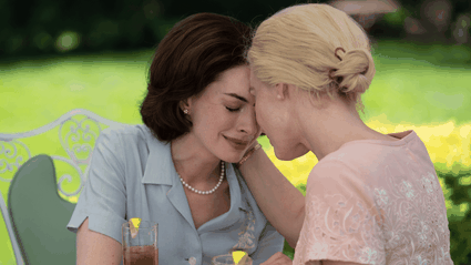 Mother's Instinct, recensione: Chastain e Hathaway non bastano a salvare Hollywood dai suoi peggiori istinti