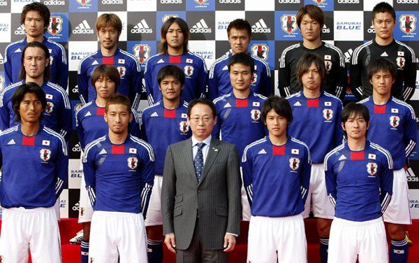 La nazionale di calcio Giapponese e la sua mascotte