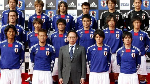 La nazionale di calcio Giapponese e la sua mascotte...