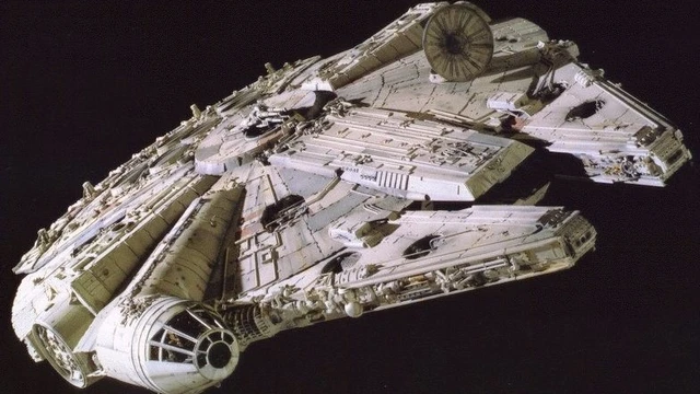 Foto aerea del Millennium Falcon e di un X-Wing!