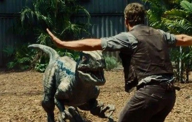 I dinosauri di Jurassic World fanno tremare il Super Bowl