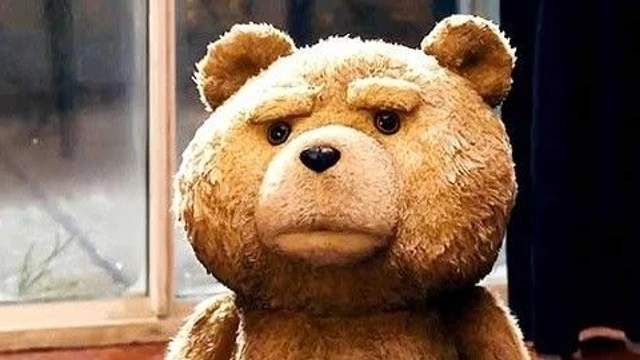 L'irriverente orso Ted si mostra al Super Bowl