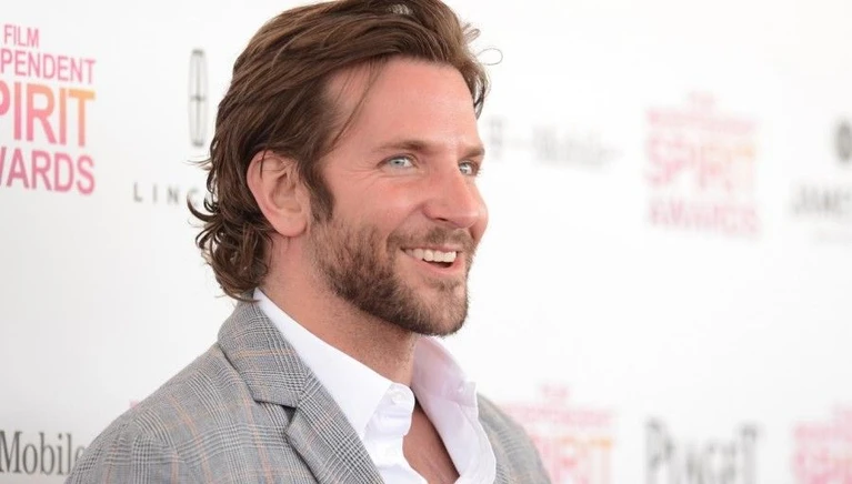 Bradley Cooper cecchina la statuetta