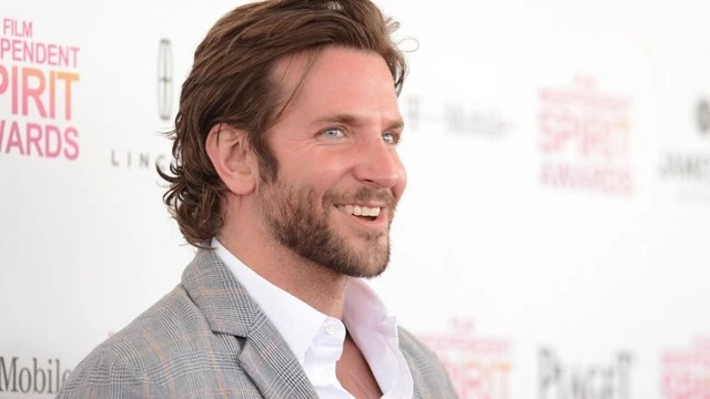 Bradley Cooper cecchina la statuetta