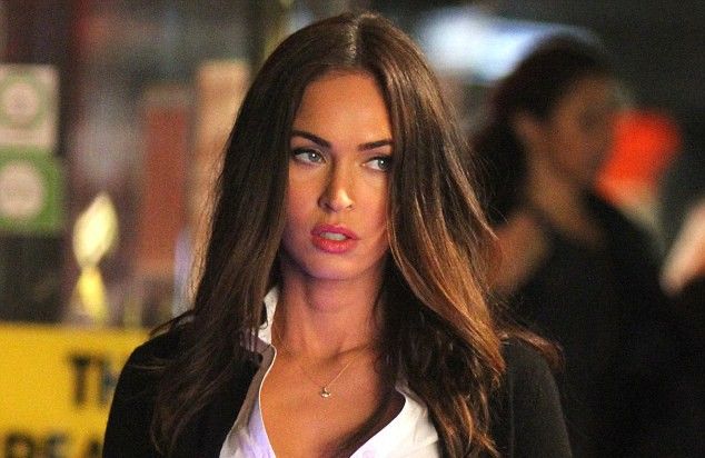 Megan Fox in unaudace gonnellina scozzese sul set di Tartarughe Ninja 2