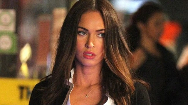 Megan Fox in un'audace gonnellina scozzese sul set di Tartarughe Ninja 2