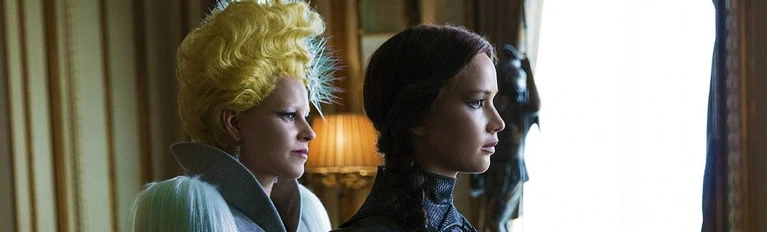 Effie e Katniss in questa foto tratta da Hunger Games Il Canto della Rivolta Parte 2