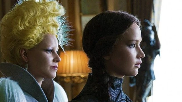 Effie e Katniss in questa foto tratta da Hunger Games: Il Canto della Rivolta Parte 2