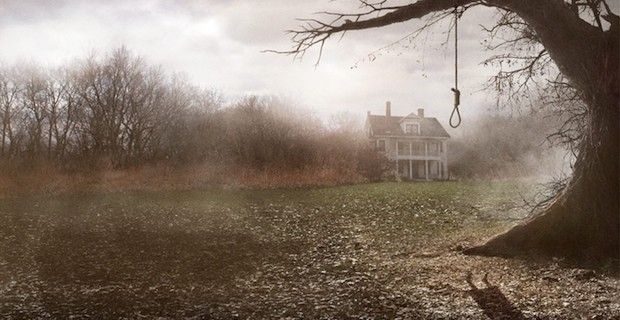 Un prete esorcista benedice il set di The Conjuring 2