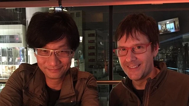 Kojima in una foto con Mark Cerny di Sony