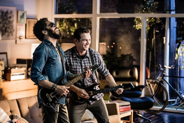 Lenny Kravitz vs James Franco nel nuovo trailer di Guitar Hero Live