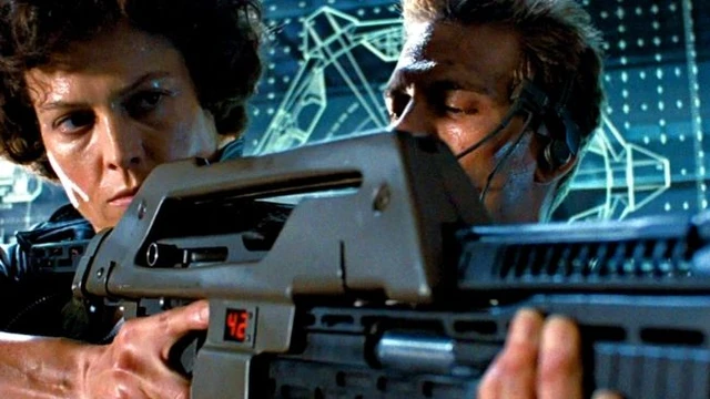 Neil Blomkamp ci fa vedere il fucile "M41A" per il suo Alien