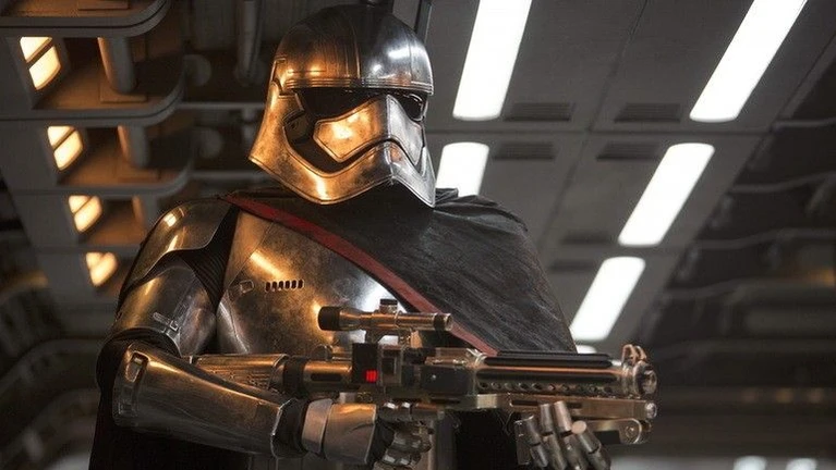 Il Capitano Phasma in un nuova foto da Star Wars Il Risveglio della Forza