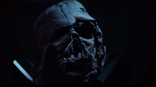 In una nuova immagine Kylo Ren contempla il casco di Darth Vader