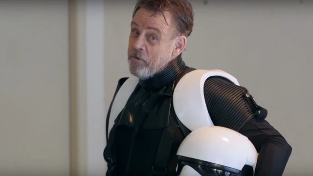 Mark Hamill gira per Hollywood Blvd vestito da Stormtrooper per Force for Change