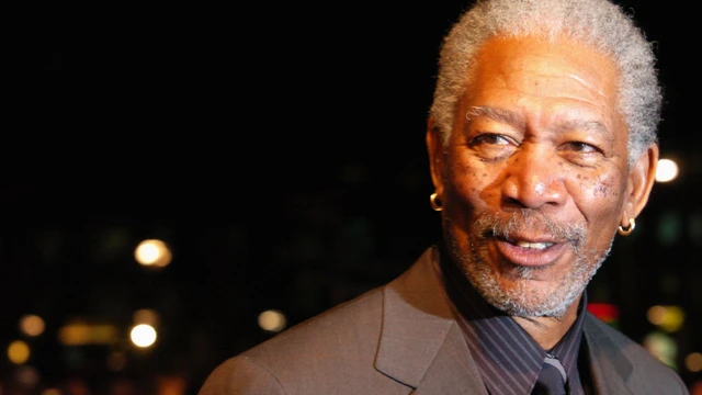 Atterraggio d'emergenza per Morgan Freeman. Nessun problema per l'attore!