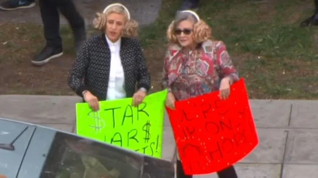 Ellen e Carrie Fisher vendono biglietti di Star Wars per le strade di Los Angeles