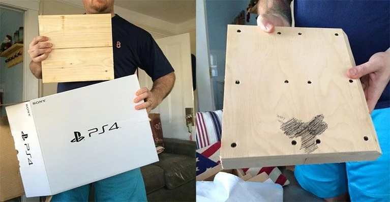 Riceve a natale una PS4 di legno con disegnato sopra un pene