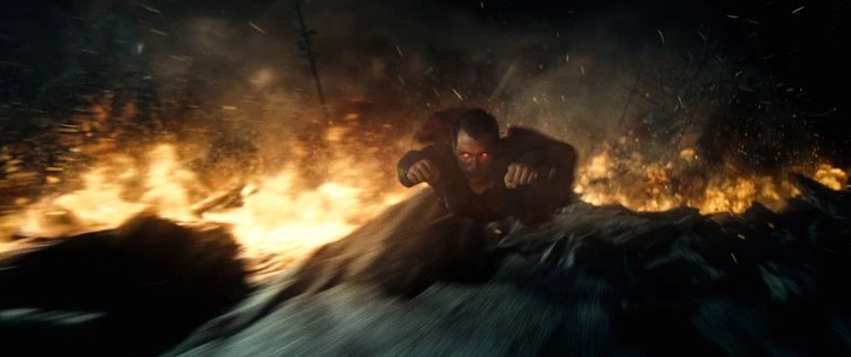 Due speciali spot tv e nuovo poster e immagini per Batman V Superman