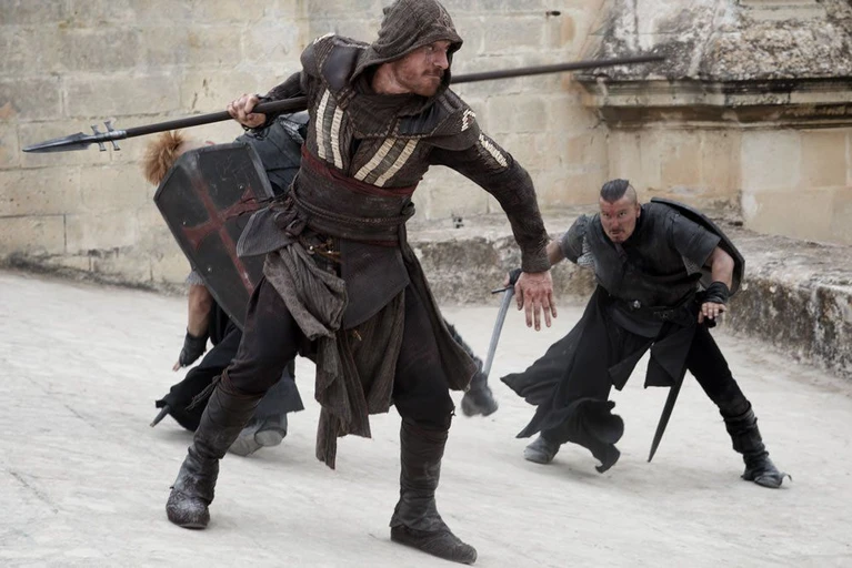 Due nuovi scatti per lAssassins Creed di Fassbender