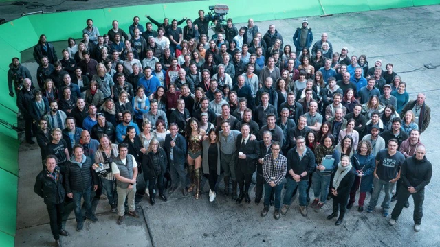 Terminate le riprese di Wonder Woman! La foto di cast e troupe