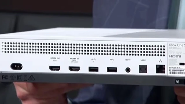 Xbox One S si "Spoglia" in diretta