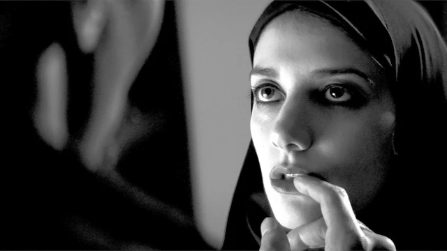 Una clip esclusiva per A girl walks home alone at night