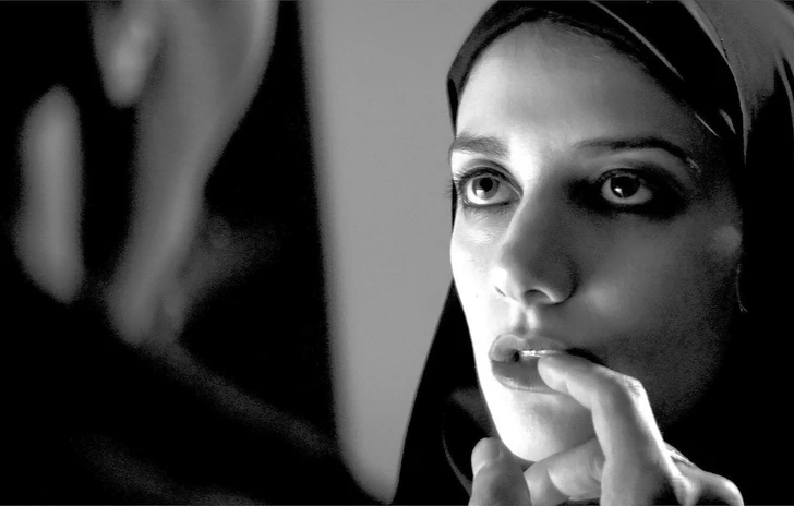 Una clip esclusiva per A girl walks home alone at night