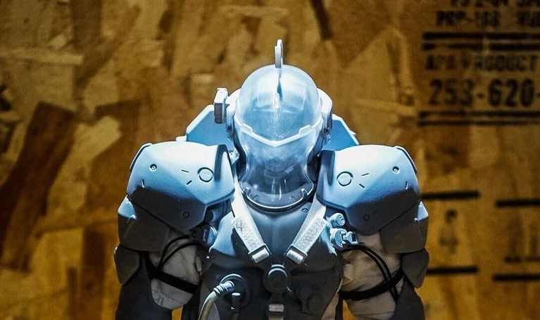 Hideo Kojima mostra le statue di Ludens