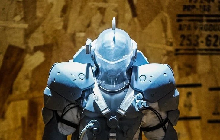 Hideo Kojima mostra le statue di Ludens