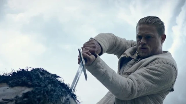 King Arthur si mostra in un nuovo trailer italiano