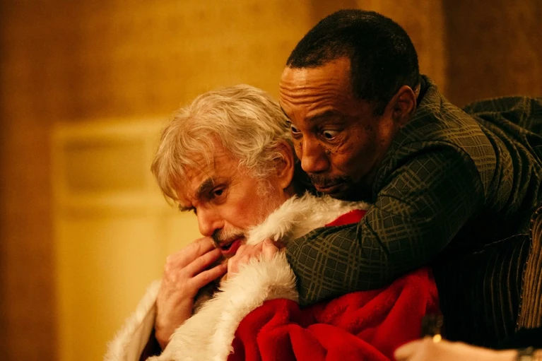 Billy Bob Thornton si mostra in uno scorrettissimo trailer per Bad Santa 2