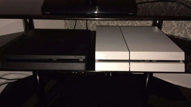 Playstation 4 Slim a confronto con la versione originale