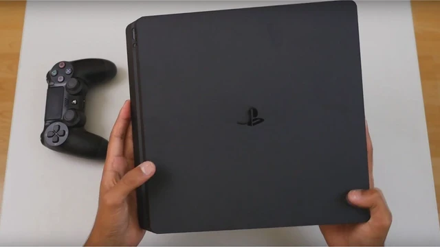 Unboxing e accensione di PS4 Slim