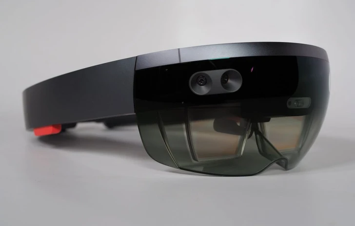 Hololens mostrato in tutte le angolazioni