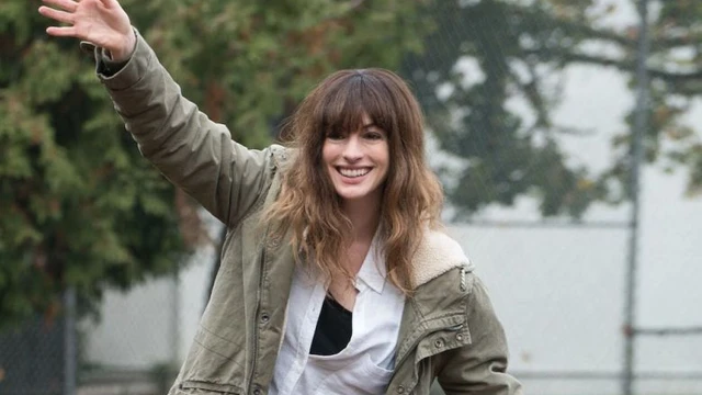 Una clip da Colossal il monster movie con Anne Hathaway