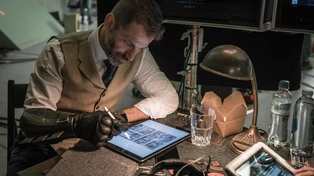 Zack Snyder disegna con indosso il guanto del Cavaliere Oscuro