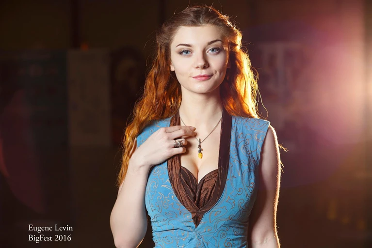 Margaery Tyrell a spasso per la fiera  ma è un cosplay