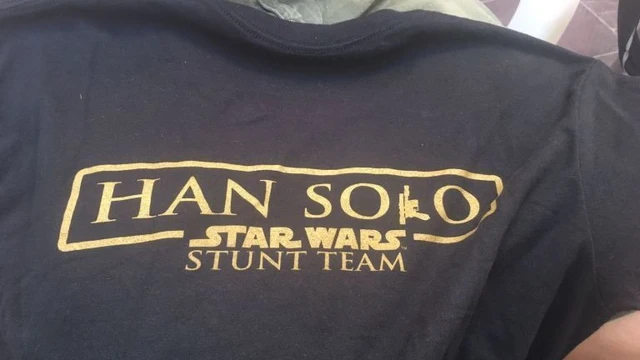 Il logo del film dedicato ad Han Solo svelato dalle t-shirt della troupe?