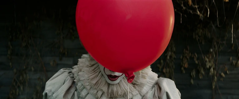 Pennywise si mostra in un nuovo trailer inquietante