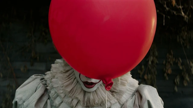 Pennywise si mostra in un nuovo trailer inquietante