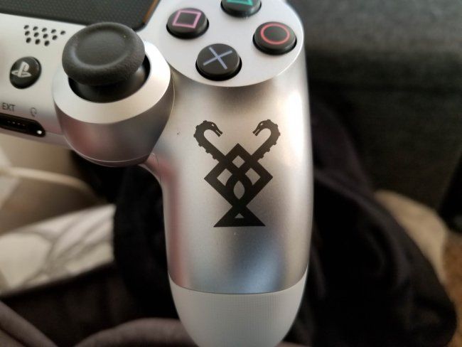 Arriva un Dualshock griffato God of War