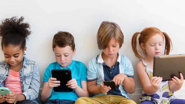 I bambini preferiscono gli smartphone a qualsiasi altro tipo di passatempo