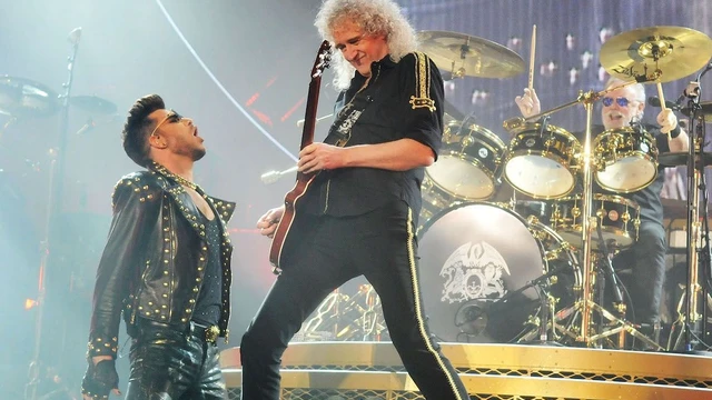 Si inizia col botto. Sul palco i Queen