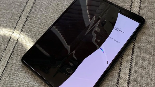 Il lancio del Galaxy Fold rimandato a data da destinarsi