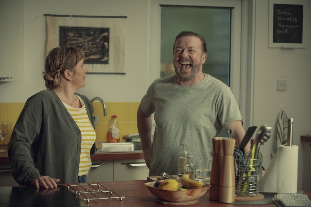 After Life, perché guardare la struggente dark comedy di Ricky Gervais: trama, cast e uscita