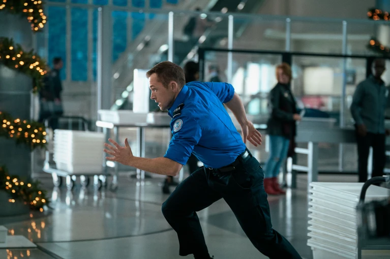 La recensione di Carry-On, il thriller di Netflix con Taron Egerton e Jason Bateman